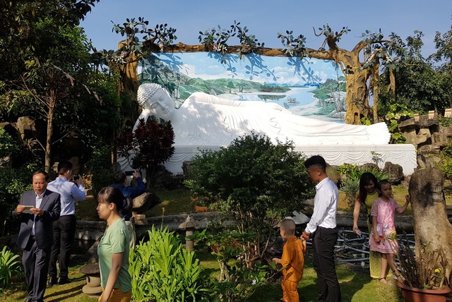 Người d&acirc;n Huế, Đắc Lắc đến ch&ugrave;a cầu an m&ugrave;ng 1 Tết - 18