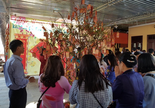 Người d&acirc;n Huế, Đắc Lắc đến ch&ugrave;a cầu an m&ugrave;ng 1 Tết - 19