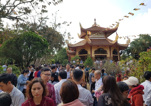 Người d&acirc;n Huế, Đắc Lắc đến ch&ugrave;a cầu an m&ugrave;ng 1 Tết - 20