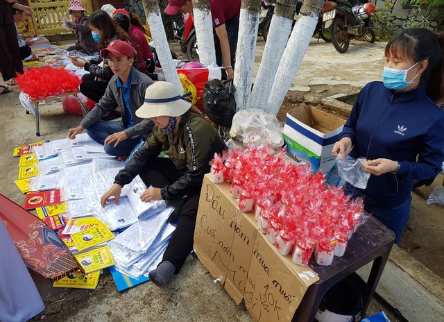 Người d&acirc;n Huế, Đắc Lắc đến ch&ugrave;a cầu an m&ugrave;ng 1 Tết - 22