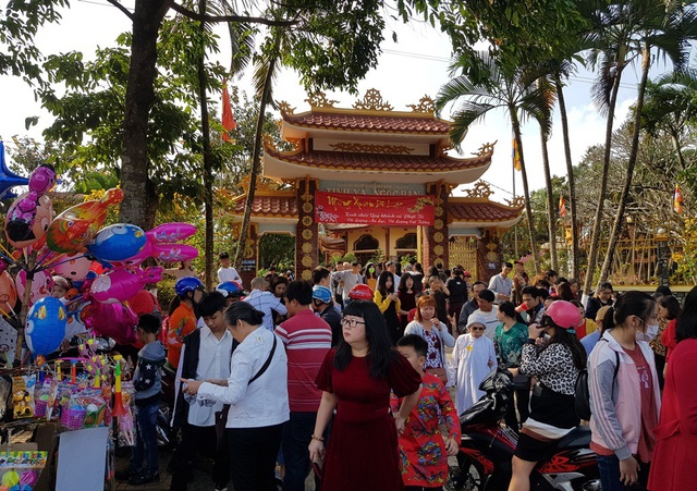 Người d&acirc;n Huế, Đắc Lắc đến ch&ugrave;a cầu an m&ugrave;ng 1 Tết - 16