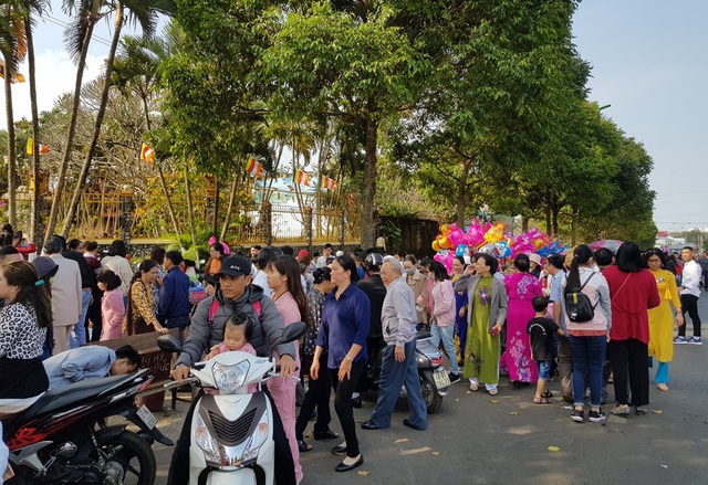 Người d&acirc;n Huế, Đắc Lắc đến ch&ugrave;a cầu an m&ugrave;ng 1 Tết - 23