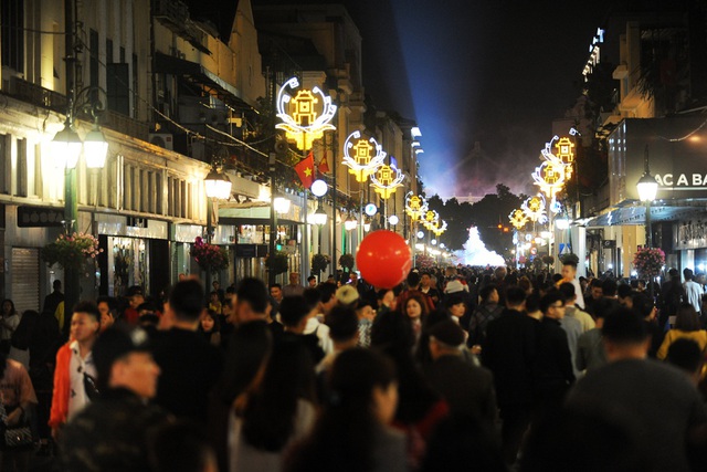 Ph&aacute;o hoa rực s&aacute;ng bầu trời hồ Gươm trong đ&ecirc;m giao thừa - 2