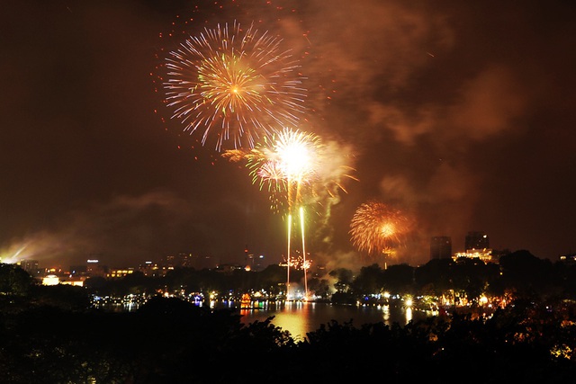 Ph&aacute;o hoa rực s&aacute;ng bầu trời hồ Gươm trong đ&ecirc;m giao thừa - 10