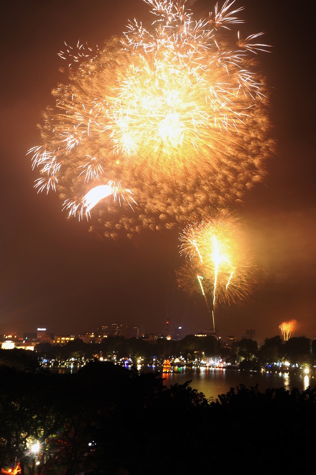 Ph&aacute;o hoa rực s&aacute;ng bầu trời hồ Gươm trong đ&ecirc;m giao thừa - 11