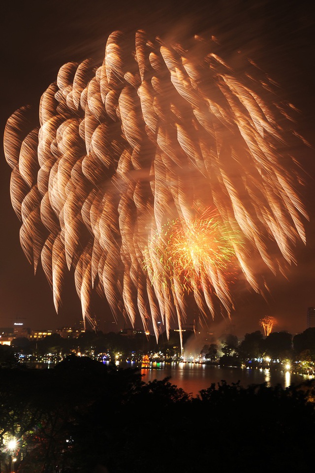 Ph&aacute;o hoa rực s&aacute;ng bầu trời hồ Gươm trong đ&ecirc;m giao thừa - 12