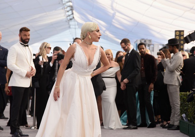 Lady Gaga kiều diễm với váy trắng  - 8