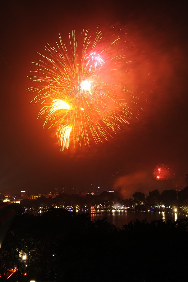 Ph&aacute;o hoa rực s&aacute;ng bầu trời hồ Gươm trong đ&ecirc;m giao thừa - 13