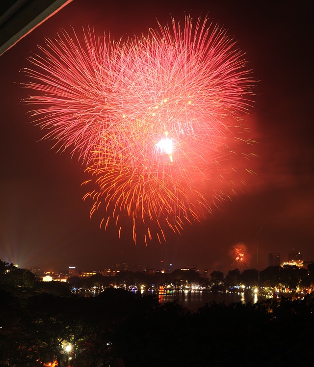 Ph&aacute;o hoa rực s&aacute;ng bầu trời hồ Gươm trong đ&ecirc;m giao thừa - 14