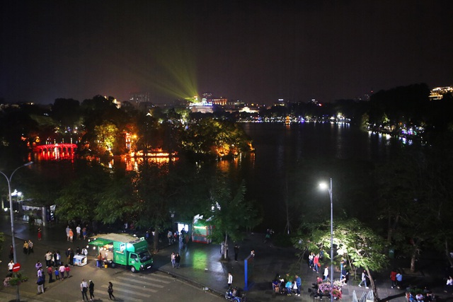 Ph&aacute;o hoa rực s&aacute;ng bầu trời hồ Gươm trong đ&ecirc;m giao thừa - 1
