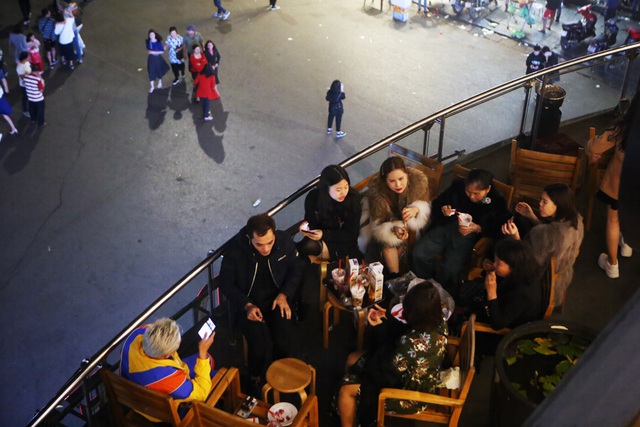 Ph&aacute;o hoa rực s&aacute;ng bầu trời hồ Gươm trong đ&ecirc;m giao thừa - 6