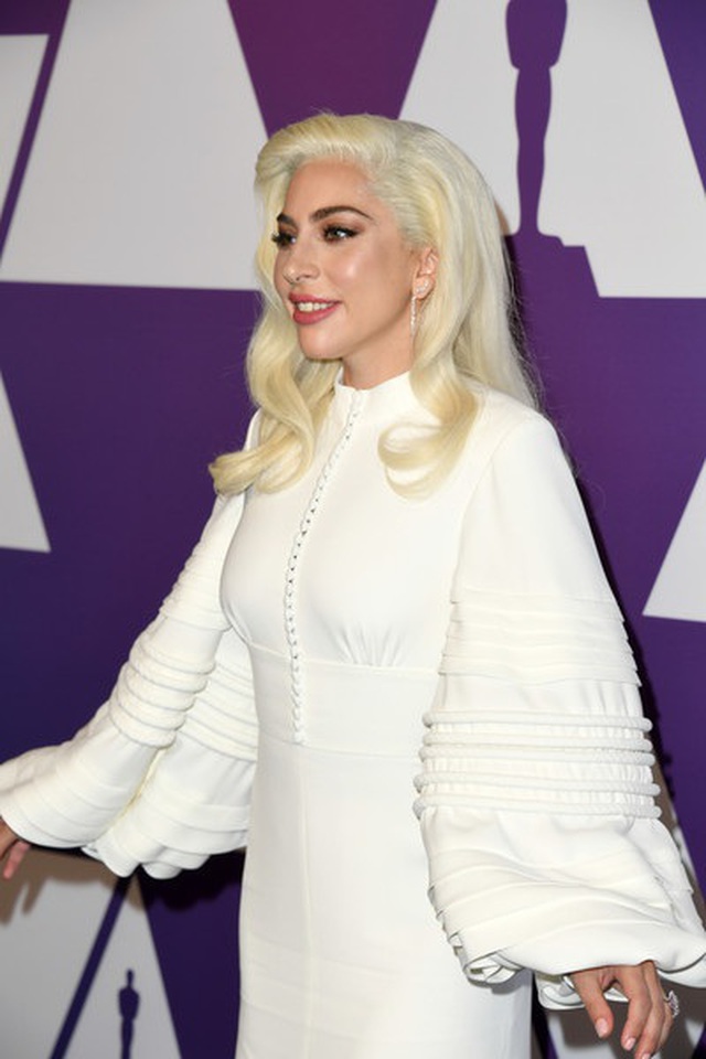 Lady Gaga kiều diễm với váy trắng  - 4