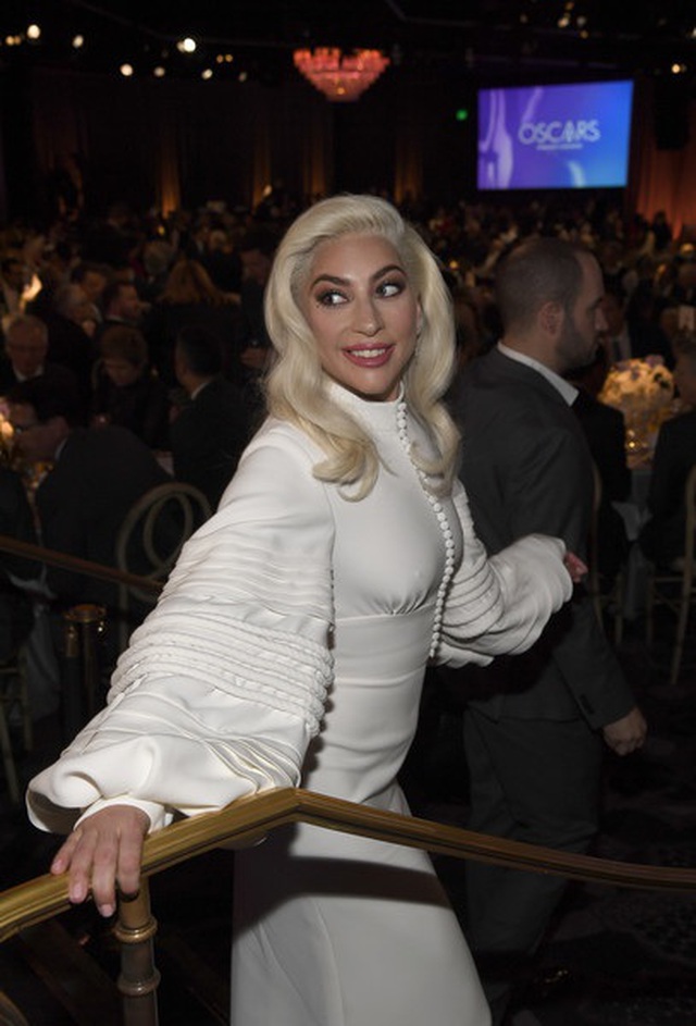 Lady Gaga kiều diễm với váy trắng  - 5