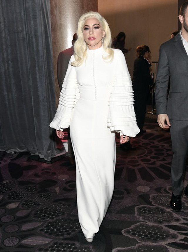 Lady Gaga kiều diễm với váy trắng  - 6