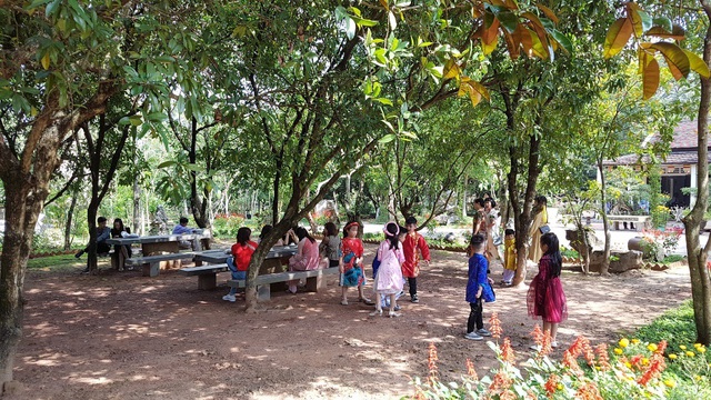 Người d&acirc;n Huế, Đắc Lắc đến ch&ugrave;a cầu an m&ugrave;ng 1 Tết - 4