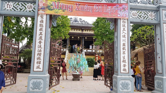 Người d&acirc;n Huế, Đắc Lắc đến ch&ugrave;a cầu an m&ugrave;ng 1 Tết - 7