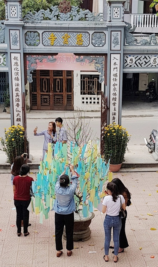 Người d&acirc;n Huế, Đắc Lắc đến ch&ugrave;a cầu an m&ugrave;ng 1 Tết - 9