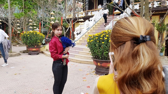 Người d&acirc;n Huế, Đắc Lắc đến ch&ugrave;a cầu an m&ugrave;ng 1 Tết - 11