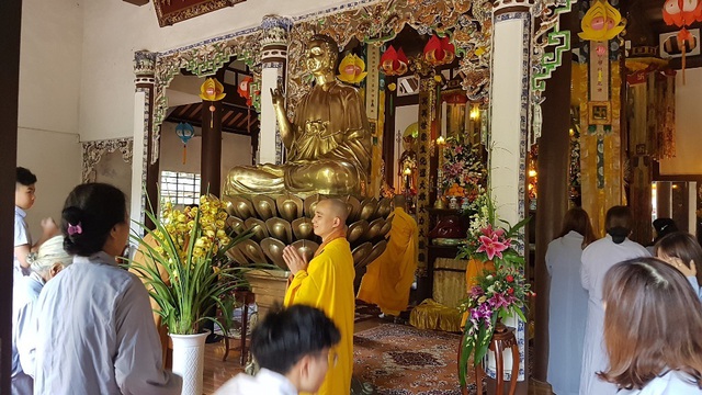 Người d&acirc;n Huế, Đắc Lắc đến ch&ugrave;a cầu an m&ugrave;ng 1 Tết - 2