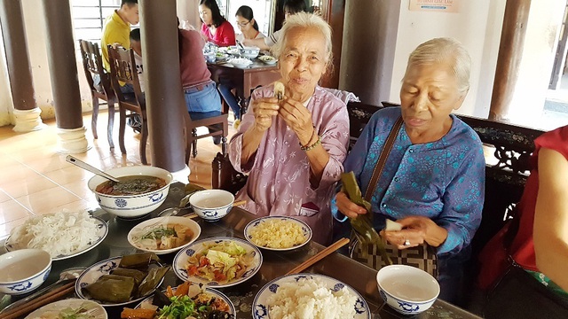 Người d&acirc;n Huế, Đắc Lắc đến ch&ugrave;a cầu an m&ugrave;ng 1 Tết - 12