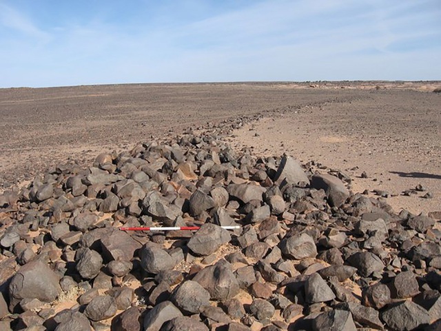 Phát hiện hàng trăm cấu trúc đá bí ẩn ở Tây Sahara - 1
