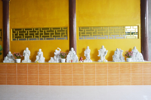 Nhiều pho tượng đá trong chùa.