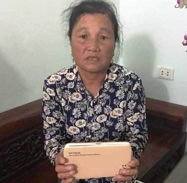 Bắt &ldquo;nữ đạo ch&iacute;ch&rdquo; m&oacute;c t&uacute;i du kh&aacute;ch ngay tại Phủ Dầy - 1