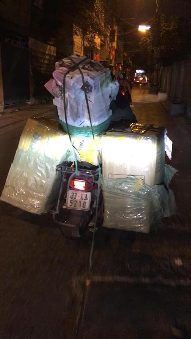 Shipper chở cả trăm ngàn hộp socola iPhone XS Max về cửa hàng của chị Trang ngay trong đêm để kịp trả hàng cho khách.