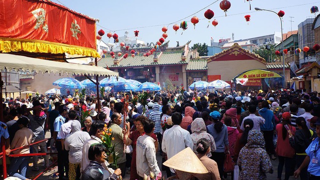 Đi lễ chùa Bà Bình Dương: Ăn uống miễn phí, đi xe buýt không mất tiền - 1 Đi lễ chùa Bà Bình Dương: Ăn uống miễn phí, đi xe buýt không mất tiền - 1