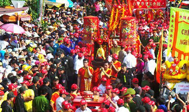 Đi lễ chùa Bà Bình Dương: Ăn uống miễn phí, đi xe buýt không mất tiền - 2 Đi lễ chùa Bà Bình Dương: Ăn uống miễn phí, đi xe buýt không mất tiền - 2