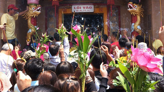 Đi lễ chùa Bà Bình Dương: Ăn uống miễn phí, đi xe buýt không mất tiền - 3 Đi lễ chùa Bà Bình Dương: Ăn uống miễn phí, đi xe buýt không mất tiền - 3