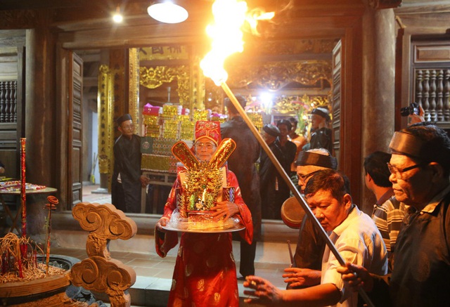 Đêm rước lửa thiêng cầu may mắn của dân làng Hà Nội - 6