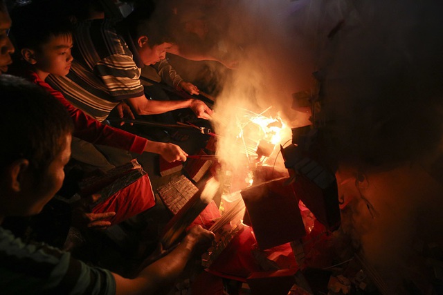 Đêm rước lửa thiêng cầu may mắn của dân làng Hà Nội - 8