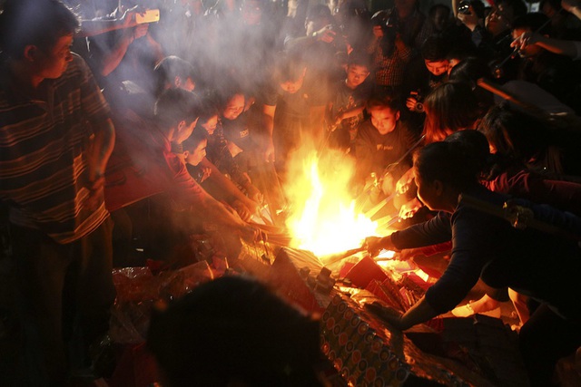 Đêm rước lửa thiêng cầu may mắn của dân làng Hà Nội - 9