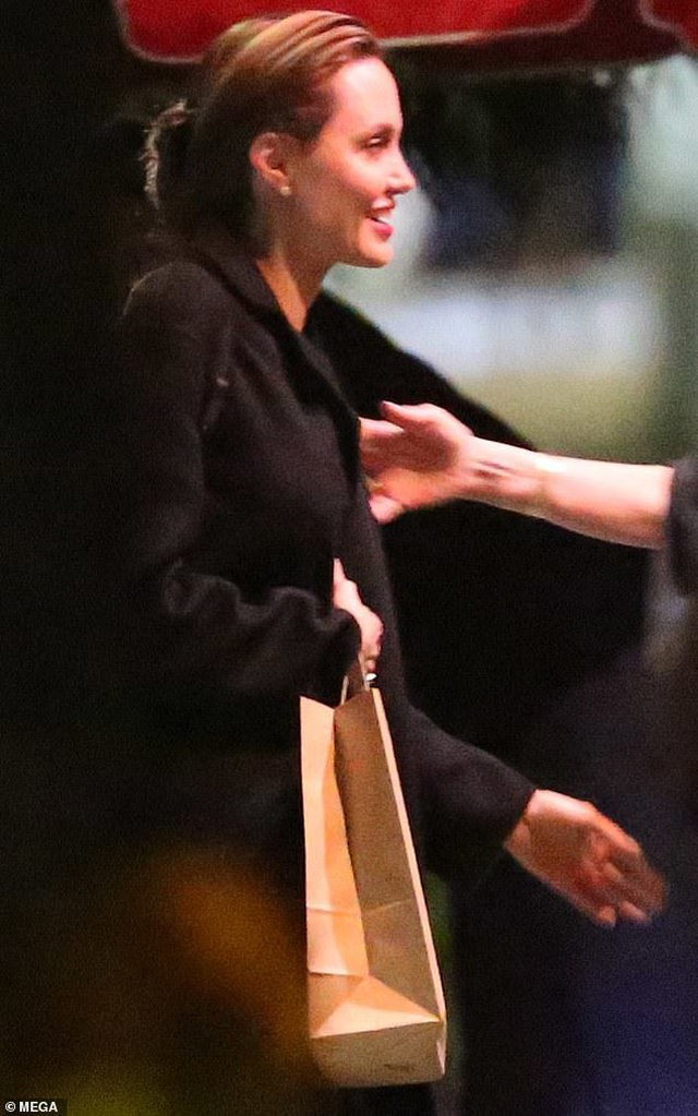 Angelina Jolie tươi tắn cùng Pax Thiên ra phố - 8