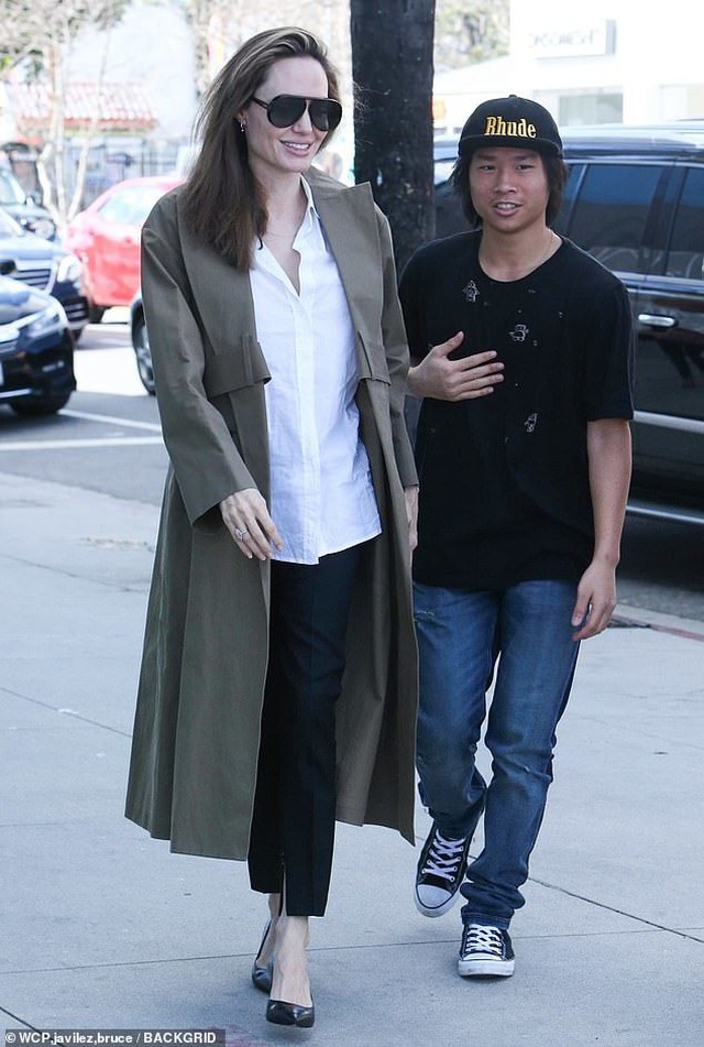 Angelina Jolie tươi tắn cùng Pax Thiên ra phố - 5