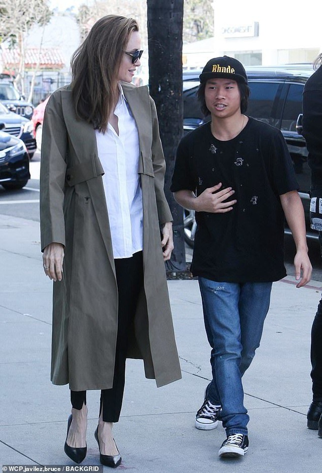 Angelina Jolie tươi tắn cùng Pax Thiên ra phố - 4