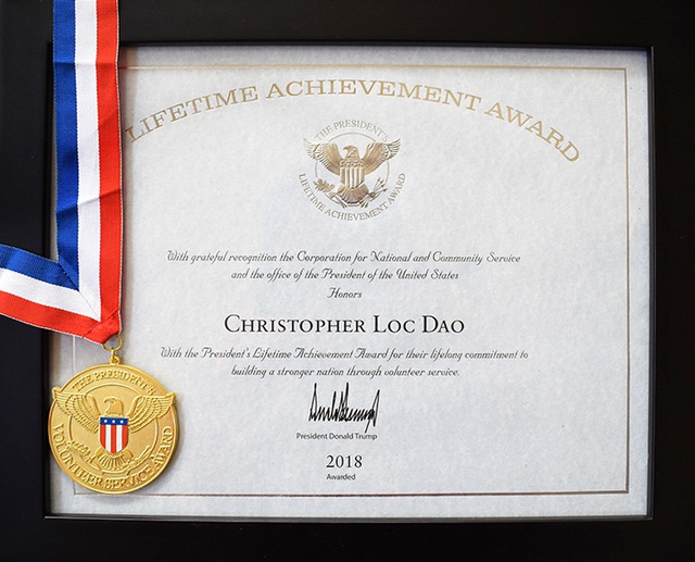 Chủ tịch USIS Group - người Mỹ gốc Việt được nhận giải thưởng thành tựu trọn đời do Tổng Thống Mỹ Donald Trump ký tặng