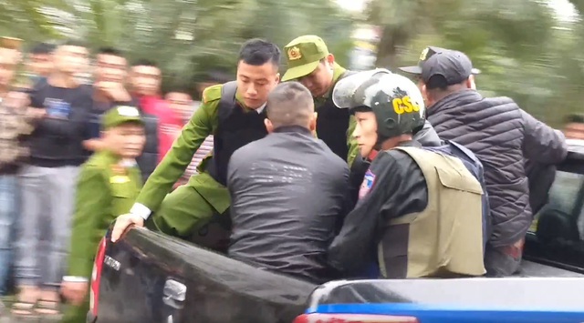 Hà Nội: Phá cửa, khống chế đối tượng ngáo đá cố thủ trong ngôi biệt thự - 3 Hà Nội: Phá cửa, khống chế đối tượng ngáo đá cố thủ trong ngôi biệt thự - 3