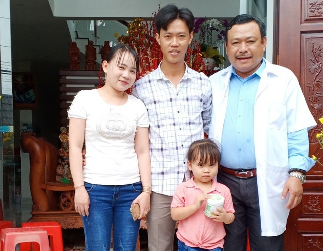 Vợ chồng anh Th&ocirc;ng ở huyện Tam B&igrave;nh (tỉnh Vĩnh Long) đưa con g&aacute;i đến ch&uacute;c mừng, cảm ơn B&aacute;c sĩ L&acirc;m khi chữa th&agrave;nh c&ocirc;ng hiếm muộn.