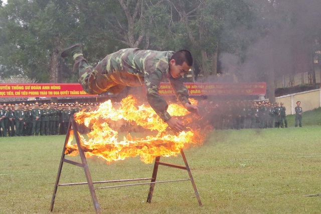 Mãn nhãn màn bay qua lửa, búa tạ đập trên người lính trinh sát - 15 Mãn nhãn màn bay qua lửa, búa tạ đập trên người lính trinh sát - 15