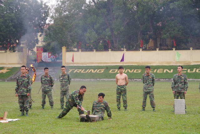 Mãn nhãn màn bay qua lửa, búa tạ đập trên người lính trinh sát - 17 Mãn nhãn màn bay qua lửa, búa tạ đập trên người lính trinh sát - 17