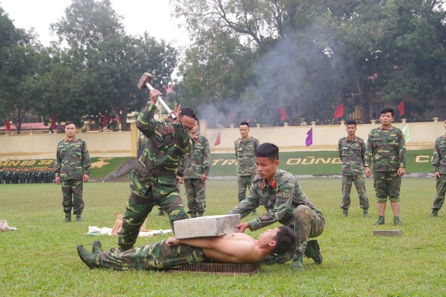 Mãn nhãn màn bay qua lửa, búa tạ đập trên người lính trinh sát - 16 Mãn nhãn màn bay qua lửa, búa tạ đập trên người lính trinh sát - 16