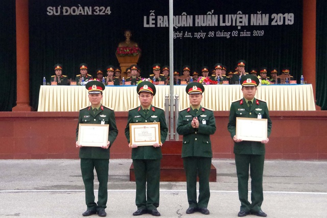 Mãn nhãn màn bay qua lửa, búa tạ đập trên người lính trinh sát - 4 Mãn nhãn màn bay qua lửa, búa tạ đập trên người lính trinh sát - 4