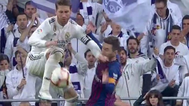 Sergio Ramos chủ động vung tay vào mặt Messi Sergio Ramos chủ động vung tay vào mặt Messi