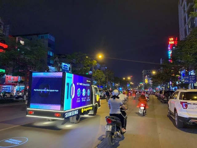 Thế Giới Di Động độ xe, chở Galaxy S10/S10+ diễu phố khắp Sài Gòn, Hà Nội - 2