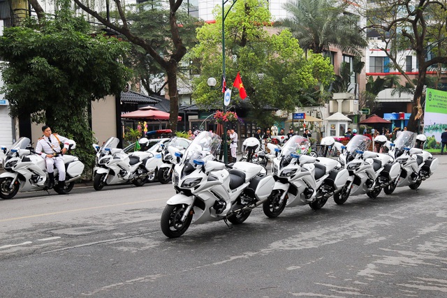 Dàn môtô khủng hộ tống xe nguyên thủ tại thượng đỉnh Mỹ - Triều - 2 Dàn môtô khủng hộ tống xe nguyên thủ tại thượng đỉnh Mỹ - Triều - 2