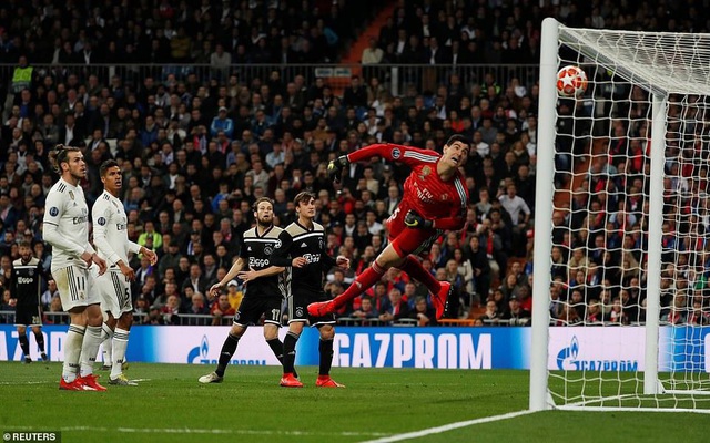 10622174-6774553-Lasse_Schone_whipped_a_looping_free_kick_over_the_Real_Madrid_go-a-2_1551824603820.jpg 10622174-6774553-Lasse_Schone_whipped_a_looping_free_kick_over_the_Real_Madrid_go-a-2_1551824603820.jpg