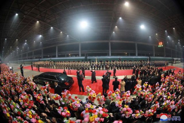 Người Triều Tiên cờ hoa rực rỡ đón ông Kim Jong-un sau chuyến thăm Việt Nam - 1 Người Triều Tiên cờ hoa rực rỡ đón ông Kim Jong-un sau chuyến thăm Việt Nam - 1