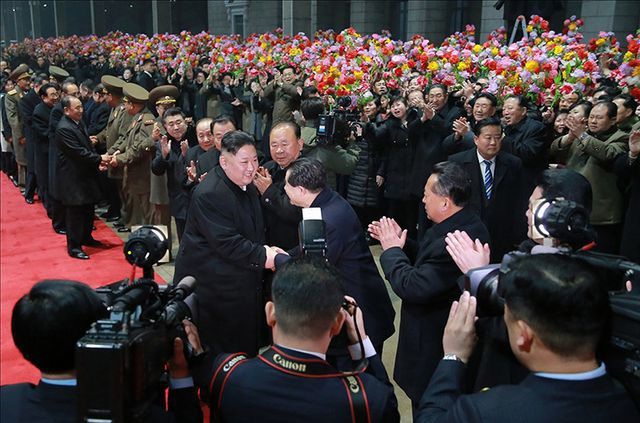 Người Triều Tiên cờ hoa rực rỡ đón ông Kim Jong-un sau chuyến thăm Việt Nam - 2 Người Triều Tiên cờ hoa rực rỡ đón ông Kim Jong-un sau chuyến thăm Việt Nam - 2